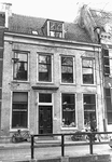 848021 Gezicht op de voorgevel van het pand Kromme Nieuwegracht 18 (winkel in gereedschappen,, auto-onderdelen en rem- ...